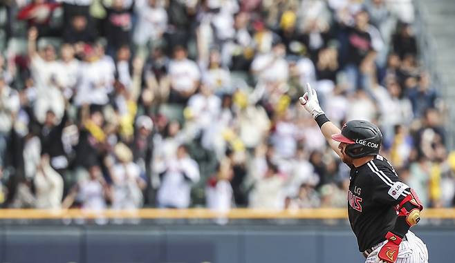 LG 오스틴이 6일 서울 잠실구장에서 열린 2025 KBO리그 정규시즌 두산전 6회초 3점 홈런 후 세리머니하고 있다. 사진 | 연합뉴스