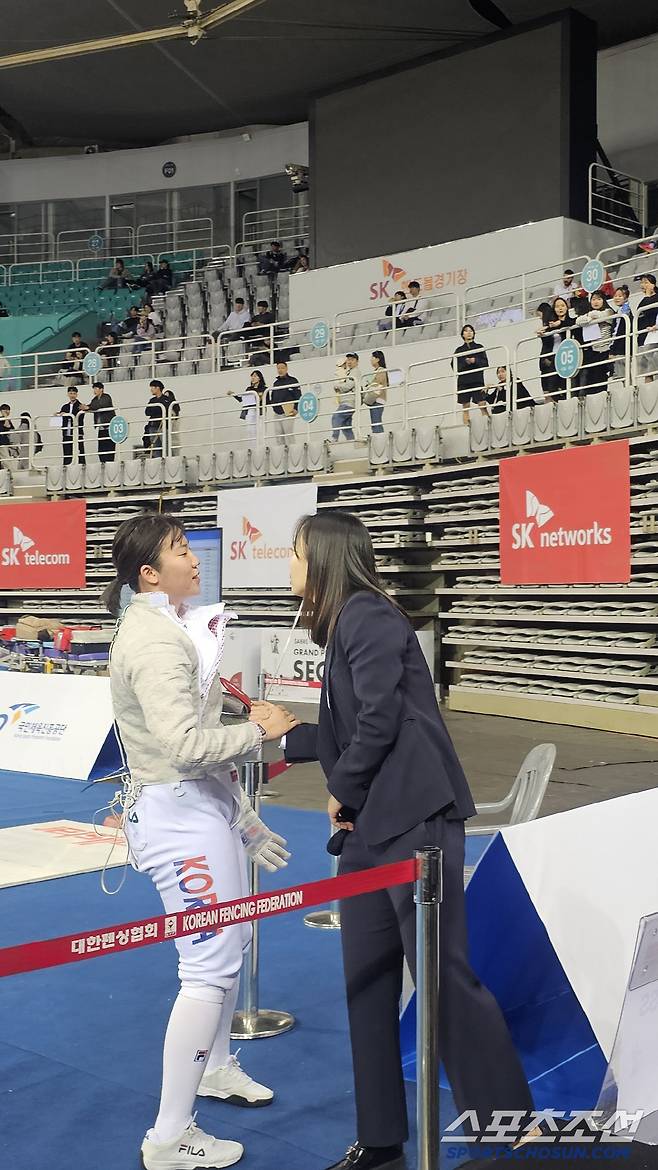 승리 후 서울시청, 대표팀 직속 선배 윤지수와  대화를 나누고 있는 전하영.