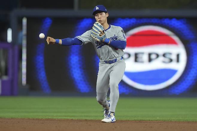 2루수 김혜성이 선발 출전 데뷔전에서 안정된 수비력도 선보였다. AP연합뉴스