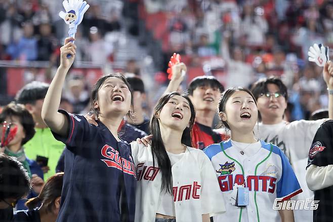 어린이날 9연전 기간 사직구장을 꽉 채운 관중들. 롯데는 최근 4일 연속 매진을 기록했다. 사진제공=롯데 자이언츠