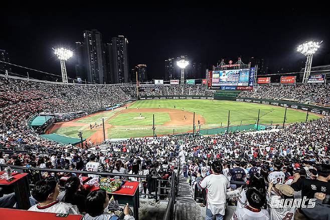 어린이날 9연전 기간 사직구장을 꽉 채운 관중들. 롯데는 최근 4일 연속 매진을 기록했다. 사진제공=롯데 자이언츠