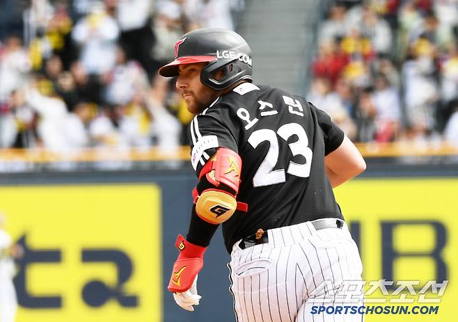 6일 잠실구장에서 열린 두산 베어스와 LG 트윈스의 경기. 6회초 무사 1,2루 LG 오스틴이 스리런포를 날리고 있다. 잠실=박재만 기자 pjm@sportschosun.com/2025.05.06/