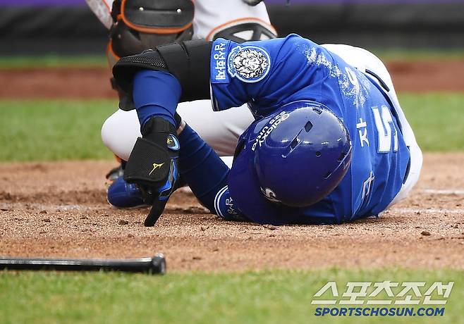 6일 대전 한화생명볼파크에서 열린 삼성-한화전. 3회초 2사 구자욱이 류현진의 사구에 맞아 쓰러져 있다. 대전=정재근 기자 cjg@sportschosun.com/2025..5.6/