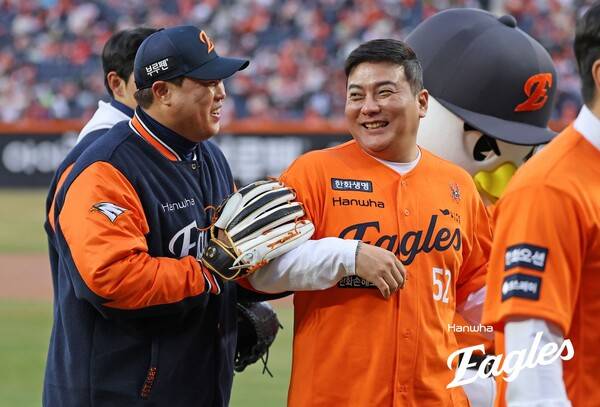 류현진(왼쪽), 김태균. ⓒ한화 이글스