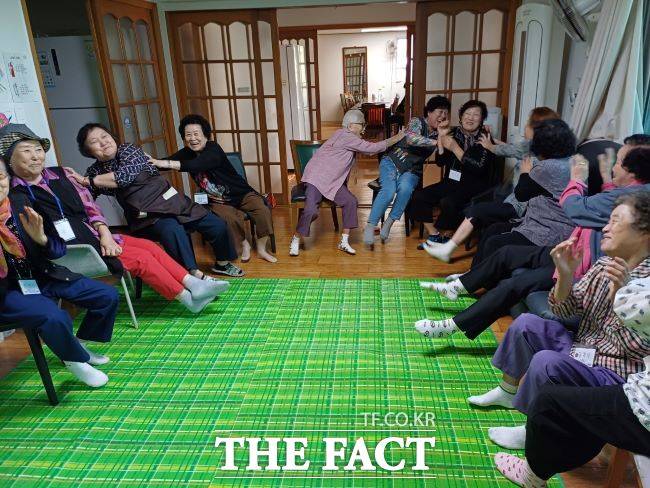 서울시는 경로당의 문턱을 낮춰 세대가 함께 어울릴 수 있는 소통과 교류의 공간으로 새롭게 변화시킨다고 밝혔. 사진은 경로당에 있는 노인들의 모습으로 기사의 특정 사실과 무관함. /더팩트 DB