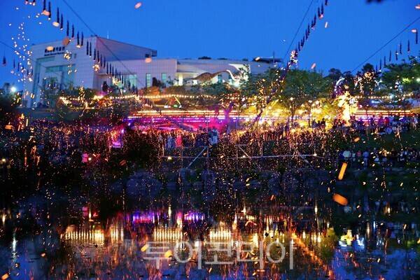 공룡연못 낙화놀이/사진=해남군
