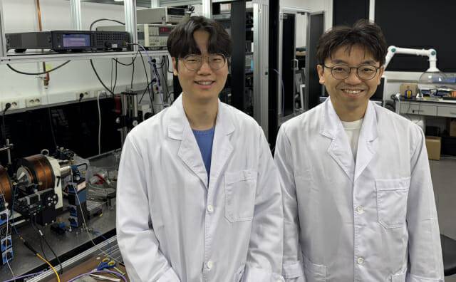 자성체로 양자컴퓨팅을 세계 처음 구현한 KAIST 김갑진 교수(오른쪽)와 송무준 박사.(사진=KAIST)