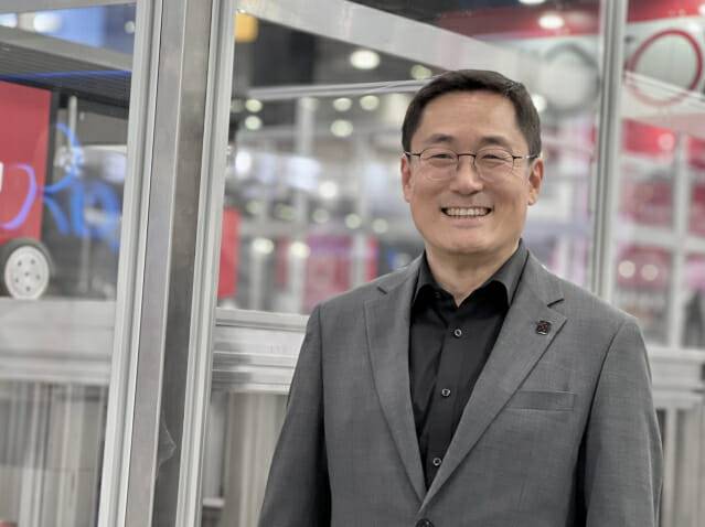 김경수 오토스토어코리아 대표가 국제물류산업대전 2025 오토스토어 부스를 소개하고 있다. (사진=지디넷코리아 신영빈 기자)