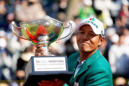 문도엽이 GS칼텍스 매경오픈 우승 직후 트로피를 들고 미소를 짓고 있다. KGA