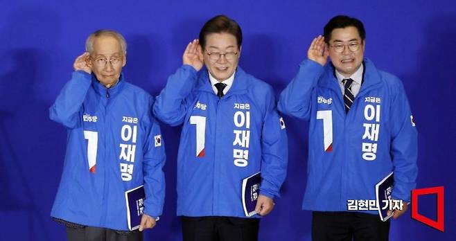 이재명 더불어민주당 대선 후보(가운데)가 지난달 30일 서울 여의도 국회 의원회관에서 열린 더불어민주당 제21대 대통령선거 '진짜 대한민국' 중앙선거대책위원회 출범식에서 윤여준·박찬대 상임총괄선대위원장과 국민의 목소리에 귀를 기울이겠다는 의미의 '경청 퍼포먼스'를 하고 있다. 김현민 기자
