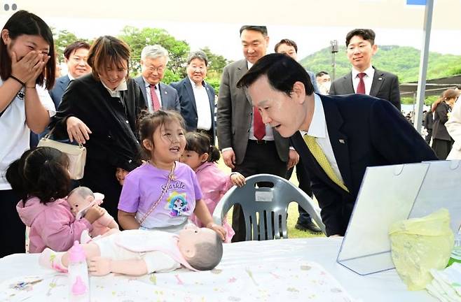이남철 고령군수가 행사에 참석해 아이들과 즐거운 시간을 보내고 있다. 고령군 제공