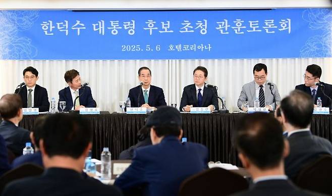 무소속 한덕수 대통령선거 예비후보가 6일 서울 중구 코리아나호텔에서 열린 관훈토론회에서 패널 질문에 답변하고 있다. 연합뉴스