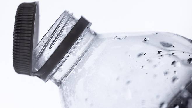 물병이나 유리잔에서 물을 한 모금 마실 때마다 미생물이 남으며 이미 액체 속에 있는 미생물과 섞일 수 있다