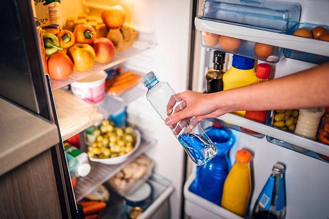 냉장 보관하면 물병의 미생물 번식을 늦출 수 있다
