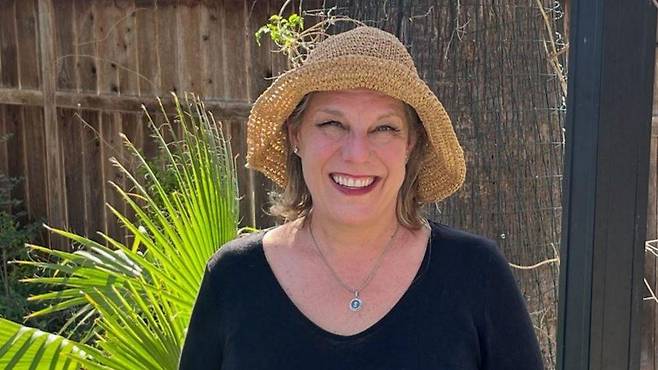 시에라 핸슨 씨는 AI가 비판적 사고력을 약화시킬 수 있다는 우려를 제기한다