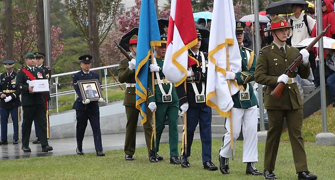 지난달 22일 오전 부산 남구 유엔기념공원 참전용사 묘역에서 캐나다 한국전 참전용사 고(故) 윌리엄 존 크라이슬러 씨의 안장식이 거행되고 있다./김동환 기자