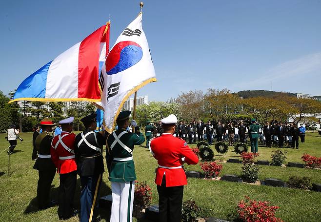 지난달 30일 오후 부산 남구 유엔기념공원에서 6·25전쟁에서 활약한 네덜란드 참전용사 고 요하네스 호르스트만 씨의 유해 안장식에서 참석자들이 고인에게 경례하고 있다./김동환 기자