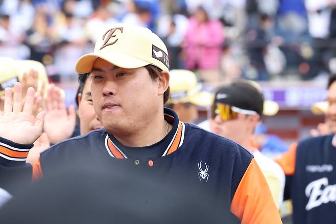 6일 대전 한화생명볼파크에서 열린 프로야구 2025 신한 SOL 뱅크 KBO리그 삼성 라이온즈와 한화 이글스의 경기. 한화가 삼성을 상대로 3:1로 8연승을 확정 지은 뒤 승리투수인 류현진이 기뻐하고 있다./연합뉴스