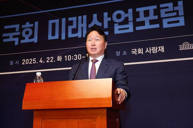 최태원 대한상공회의소 회장(SK그룹 회장)이 지난 22일 서울 여의도 국회에서 열린 국회 미래산업포럼 발족식에서 강연하는 모습. /뉴스1