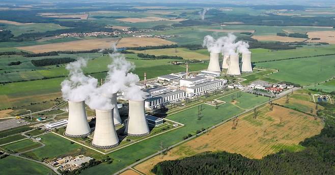 한국수력원자력이 1000㎿(메가와트)급 원전 2기를 새로 짓게 될 체코 두코바니 원전 단지의 모습. 체코는 현재 이곳에서 510㎿급 원전 4기를 가동하고 있다. 한수원은 체코 측과 이달 최종 계약을 맺고 2029년부터 공사에 착수할 계획이다. 하지만 6일 체코 브루노지방법원에서 이 계약에 제동을 거는 가처분 신청이 인용됐다. /한국수력원자력