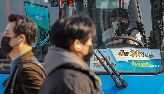 서울 시내버스 노사 협상이 결렬돼, 시내버스 노조가 준법투쟁에 돌입한 지난달 30일 오전 서울역 인근에서 버스가 지나고 있다. /박성원 기자