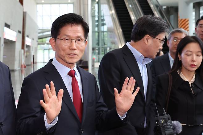 김문수 국민의힘 대선 후보가 6일 경북 경주시 HICO 미디어센터에서 단일화 관련 반발하며 후보 일정 중단을 선언하고 있다./뉴시스