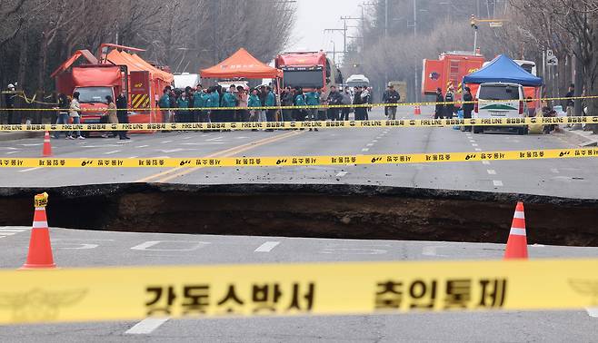 지난 3월 25일 서울 강동구 대명초등학교 인근 사거리에서 발생한 싱크홀(땅 꺼짐) 사고 현장. /뉴스1