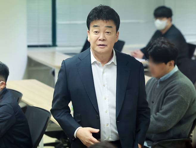 백종원 더본코리아 대표가 28일 서울 서초구 스페이스쉐어 강남역센터에서 열린 정기 주주총회에서 참석해 주주들을 바라보고 있다./뉴스1