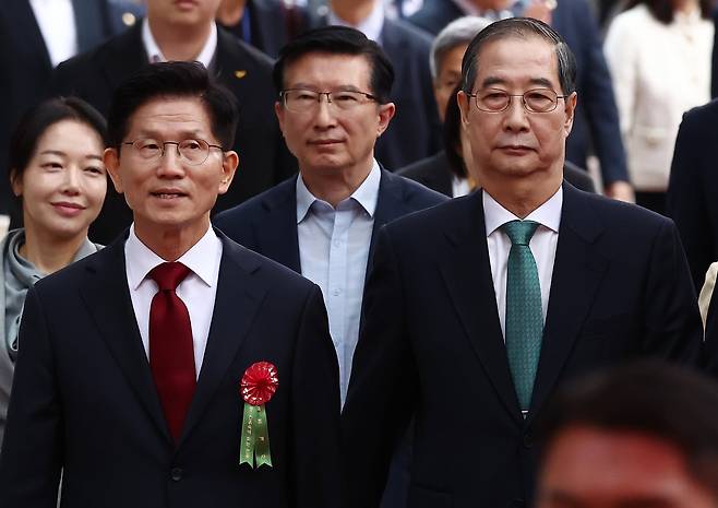 김문수 국민의힘 대통령 후보(왼쪽)와 한덕수 무소속 대통령 선거 예비후보 /뉴스1