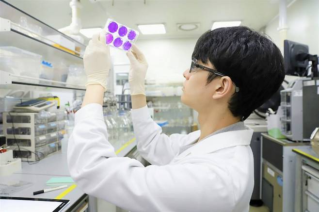 SK바이오사이언스 연구원이 조류인플루엔자 백신 후보물질에 대한 분석 실험 중이다. /회사 제공