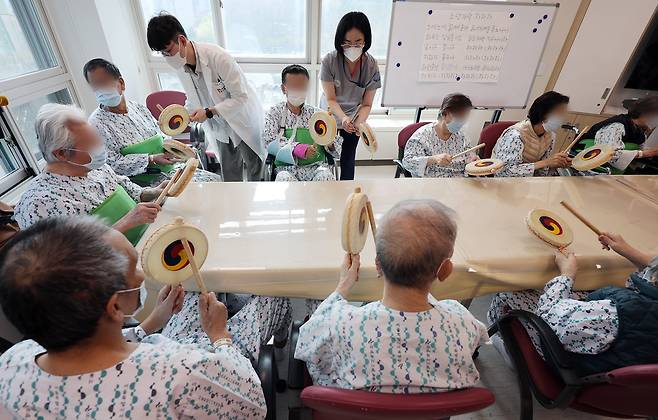 (서울=뉴스1) 이동해 기자 = 4일 서울시 첫 중증 치매환자 전담병원으로 지정된 서울 은평구 서북병원에서 의료진이 개소식에 앞서 환자들과 음악치료 프로그램을 하고 있다.치매안심병원은 전용병동에 치매환자 특성을 고려한 시설과 장비를 갖추고, 치매 치료와 관리에 전문성이 있는 신경과와 정신건강의학과 전문의 등을 배치한 병원급 의료기관이다. 서북병원은 서울시 첫 치매안심병원이다. 2024.4.4/뉴스1