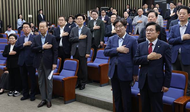 국민의힘 권영세 비상대책위원장과 권성동 원내대표를 비롯한 의원들이 6일 오후 서울 여의도 국회에서 열린 의원총회에서 국기에 경례를 하고 있다./뉴스1
