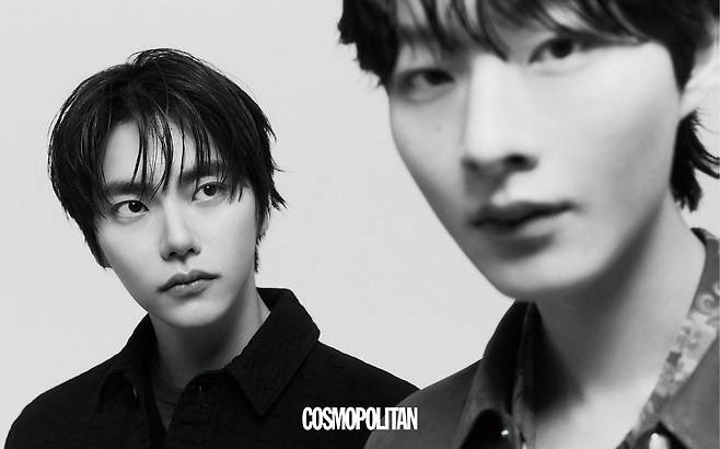 (정현규)셔츠, 티셔츠 모두 Ferragamo. (최현준)스웨이드 재킷, 셔츠 모두 Versace.