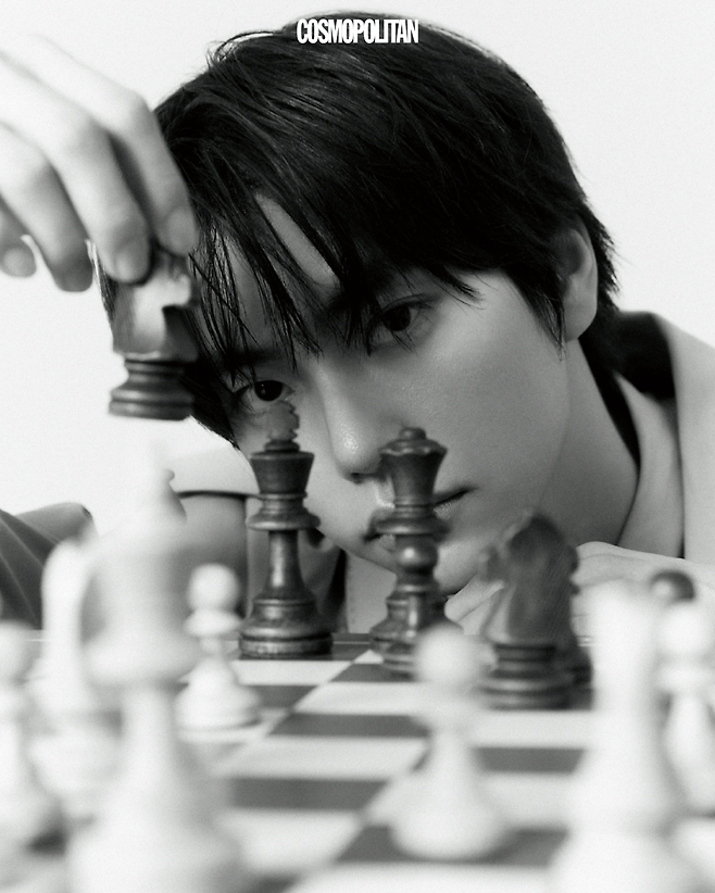 트렌치코트, 셔츠, 타이 모두 Fendi.