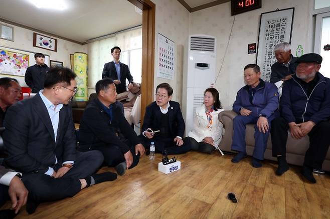 이재명 더불어민주당 대선 후보가 5일 경기 여주시 구양리마을회관에서 주민들과 간담회를 하고 있다. ⓒ뉴시스