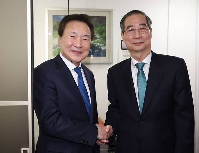 한덕수 무소속 대통령 선거 예비후보(오른쪽)와 손학규 전 민주당 대표가 5일 서울 종로구 한 식당에서 만찬 회동에 앞서 악수하고 있다. ⓒ뉴시스