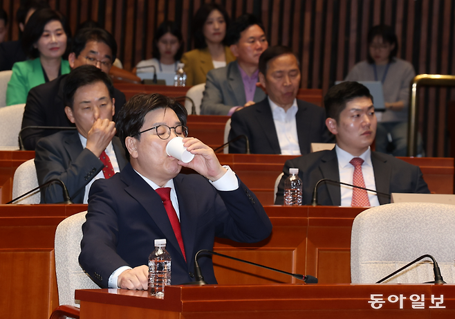 국민의 힘 비상총회 5일 오후 김문수 후보와 한덕수 후보의 단일화를 위한 국민의힘 비상의원총회가 국회에서 열리던 중 권성동 원내대표가 물을 마시고 있다. 변영욱 기자cut@donga.com