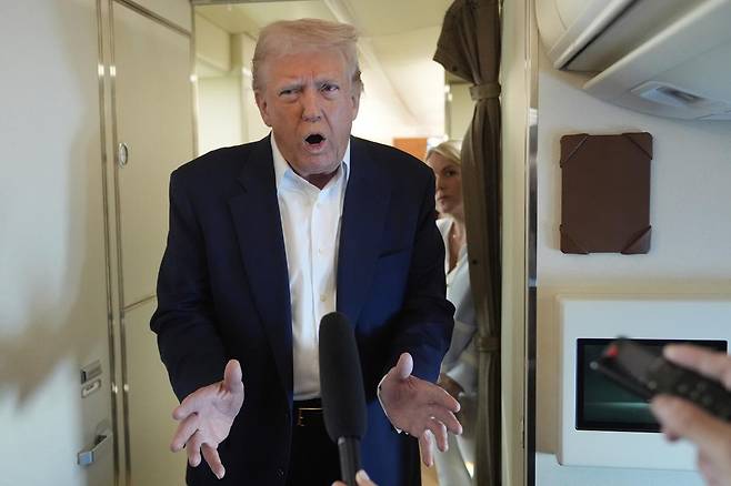 도널드 트럼프 미국 대통령이 4일(현지 시간) 플로리다주 마러라고 리조트에서 주말을 보내고 워싱턴으로 돌아오는 에어포스원에서 “차기 백악관 국가안보보좌관을 6개월 안에 임명할 것”이라며 스티븐 밀러 백악관 부비서실장을 후보로 거론했다. 웨스트팜비치=AP 뉴시스