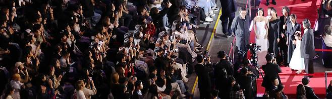 지난해 10월 부산 해운대구 영화의전당에서 열린 제29회 부산국제영화제(BIFF) 개막식에서 배우들이 레드카펫을 밟고 입장하는 모습. 1996년 시작된 BIFF는 올 9월 열리는 30회에서 그간의 비경쟁 원칙을 접고 경쟁 체제로 전환해 부문별 수상작을 발표한다. 부산=뉴시스