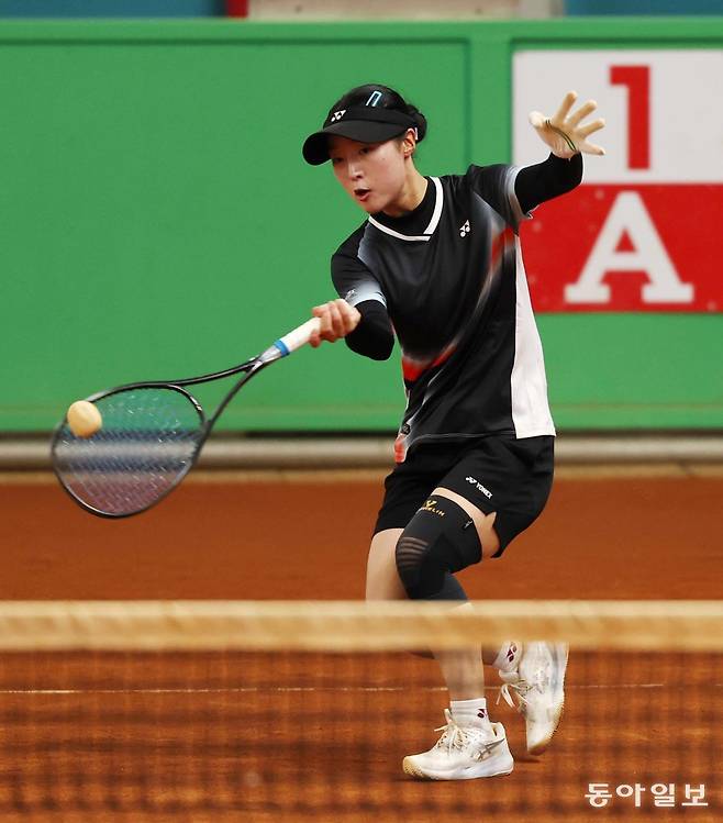 안성시청의 김서지가 5일 경북 문경국제소프트테니스장에서 열린 제103회 동아일보기 전국소프트테니스대회 여자 일반부 단체전 네 번째 단식 경기를 치르고 있다. 팀 주축인 김연화의 컨디션 난조로 대체 투입된 신예 김서지가 승리하며 안성시청의 10년 만의 동아일보기 우승을 이끌었다. 문경=신원건 기자 laputa@donga.com