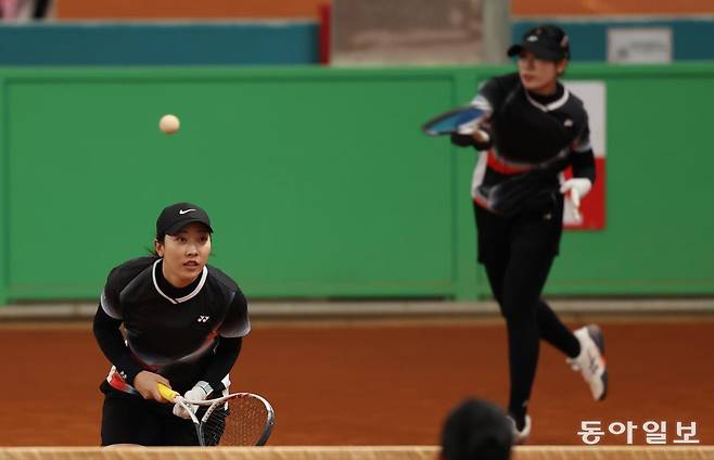 단체전 세 번째 복식 경기를 치르고 있는 안성시청의 에이스 김유진(앞)과 김연화. 문경=신원건 기자 laputa@donga.com