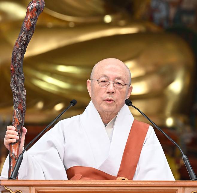 대한불교조계종 원로회의 의장인 자광 대종사가 5일 서울 종로구 조계사에서 열린 부처님오신날 봉축법요식에서 종정 성파 대종사의 법어를 대독하고 있다. 뉴시스