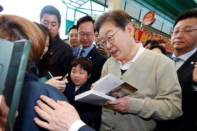 이재명 더불어민주당 대통령 후보가 골목골목 경청투어 이틀차를 맞은 6일 오전 충북 증평군 장뜰시장을 찾아 지지자에게 사인해주고 있다. 2025.5.6/뉴스1