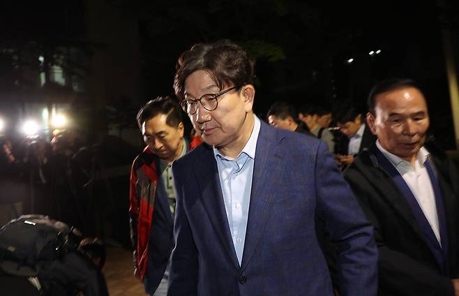 권성동 국민의힘 원내대표가 후보 단일화 문제로 당 지도부와 갈등을 겪고 있는 김문수 대통령 후보를 만나기 위해 6일 밤 서울 관악구 김 후보의 집 앞에서 김 후보를 기다리다 만나지 못하고 발걸음을 돌리고 있다. 2025.5.6 뉴스1