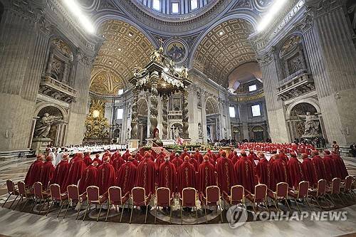 지난달 30일(현지시간) 프란치스코 교황 추모 미사에 참석한 추기경들. [AP=연합뉴스]
