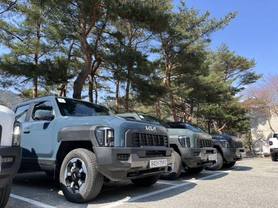 지난달 초 강원 인제서 열린 오프로드 시승 행사장에 전시된 기아 타스만. 장우진 기자