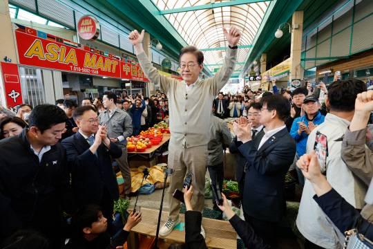 이재명(가운데) 더불어민주당 대선 후보가 '골목골목 경청투어' : 국토종주편'에 나선 6일 충북 증평군 증평장뜰시장을 찾아 즉흥 연설을 한 뒤 인사하고 있다. [연합뉴스]