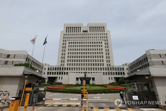 더불어민주당은 5일 이재명 대선 후보의 파기환송심 일정과 관련해 조희대 대법원장을 향해 선거운동 기간에 잡힌 모든 대선 후보자의 재판 기일을 대선 뒤로 미루라고 요구했다. 연합뉴스