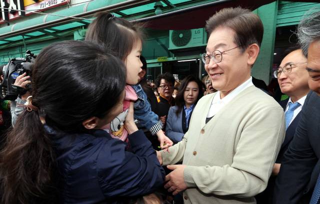 이재명 더불어민주당 대선 후보가 '골목골목 경청투어' : 국토종주편'에 나선 6일 충북 옥천군 옥천공설시장을 찾아  인사를 하고 있다. [옥천=사진공동취재단]