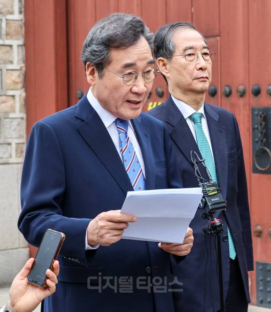 한덕수(오른쪽) 무소속 대선 예비후보와 이낙연 전 국무총리(새미래민주당 상임고문)이 6일 서울 중구 컨퍼런스하우스달개비에서 오찬 회동을 마친 뒤 취재진에게 회동 결과를 설명하고 있다, 박동욱기자 fufus@